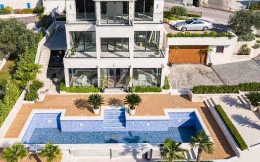 Ekskluzivna vila sa bazenom i panoramskim pogledom na more