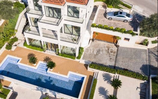 Ekskluzivna vila sa bazenom i panoramskim pogledom na more