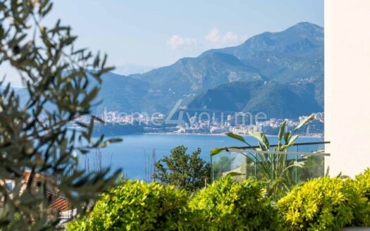 Ekskluzivna vila sa bazenom i panoramskim pogledom na more