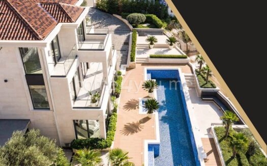 Ekskluzivna vila sa bazenom i panoramskim pogledom na more