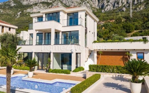 Ekskluzivna vila sa bazenom i panoramskim pogledom na more