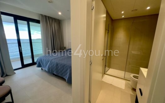 Luksuznan dvosoban stan na prvoj liniji mora sa garažnim mjestom, kompleks Sunraf, Rafailovići