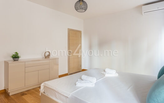 Namješten stan sa pogledom na more i sa parking mjestom da odličnoj lokaciji, Pržno, Budva