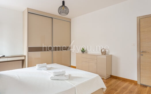 Namješten stan sa pogledom na more i sa parking mjestom da odličnoj lokaciji, Pržno, Budva