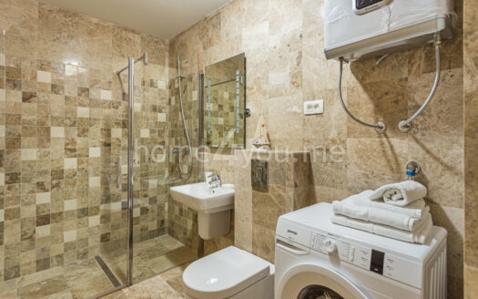 Namješten stan sa pogledom na more i sa parking mjestom da odličnoj lokaciji, Pržno, Budva