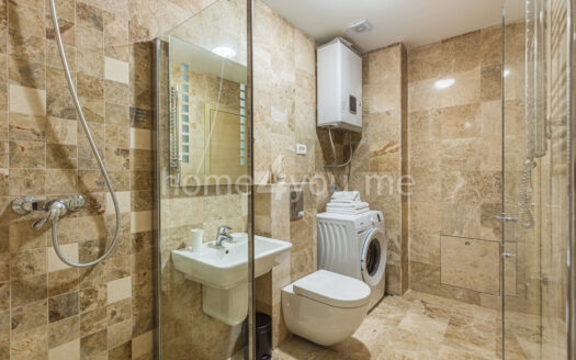 Namješten stan sa pogledom na more i sa parking mjestom da odličnoj lokaciji, Pržno, Budva