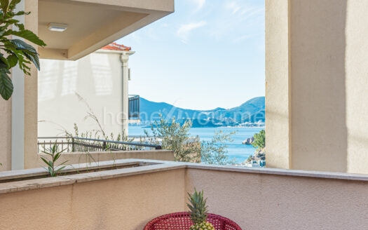 Namješten stan sa pogledom na more i sa parking mjestom da odličnoj lokaciji, Pržno, Budva