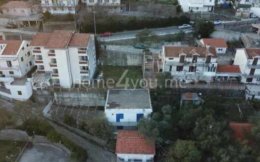 Zemljište za gradnju stambene zgrade sa postojećim kućištem, Bečići, Budva