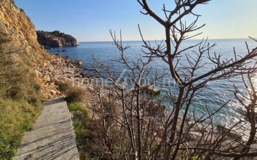 Urbanizovan plac sa pogledom na more, Rijeka Reževići, Budva