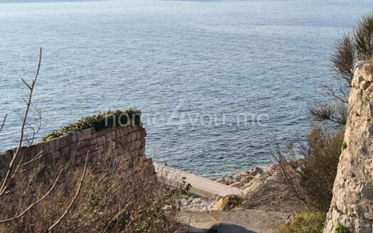 Urbanizovan plac sa pogledom na more, Rijeka Reževići, Budva