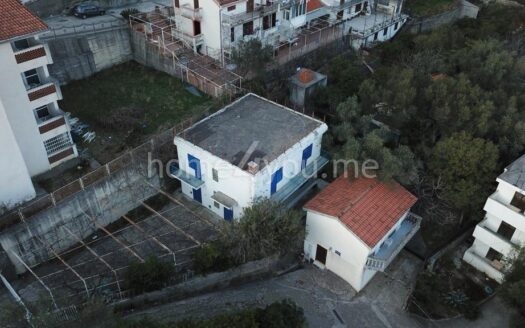 Zemljište za gradnju stambene zgrade sa postojećim kućištem, Bečići, Budva