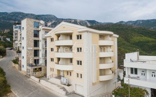 Prodaja stanova u manjoj zgradni sa bazenom, Ivanovići, Bečići