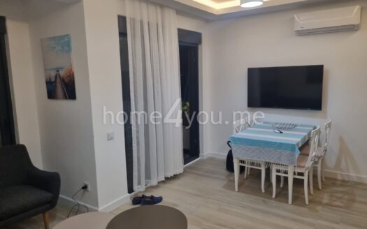 Dvosoban namješten stan sa garažom u kompleksu sa bazenom, Kava, Tivat