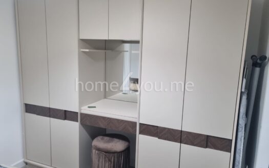 Dvosoban namješten stan sa garažom u kompleksu sa bazenom, Kava, Tivat