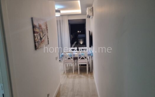 Dvosoban namješten stan sa garažom u kompleksu sa bazenom, Kava, Tivat