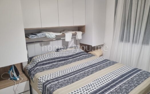 Dvosoban namješten stan sa garažom u kompleksu sa bazenom, Kava, Tivat