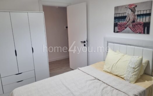 Dvosoban namješten stan sa garažom u kompleksu sa bazenom, Kava, Tivat