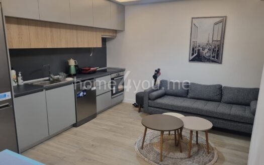 Dvosoban namješten stan sa garažom u kompleksu sa bazenom, Kava, Tivat