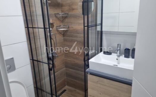 Dvosoban namješten stan sa garažom u kompleksu sa bazenom, Kava, Tivat