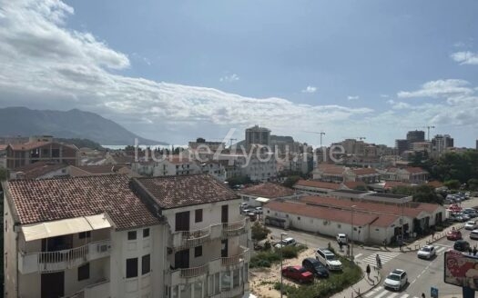 Dvosoban stan sa garažnim mjestom u zgradi Okova Rozinu, Budva