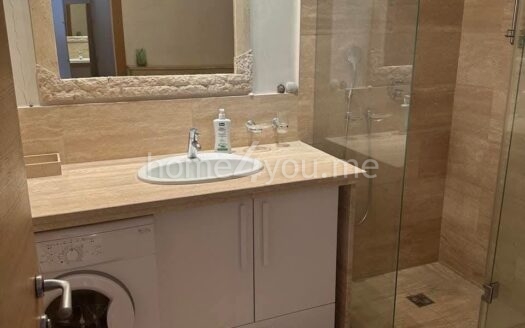 Dvosoban stan sa garažnim mjestom u zgradi Okova Rozinu, Budva