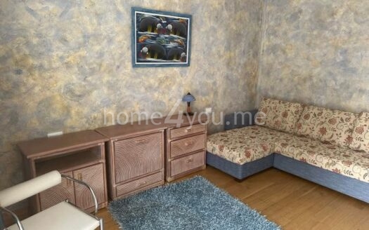 Dvosoban stan sa garažnim mjestom u zgradi Okova Rozinu, Budva