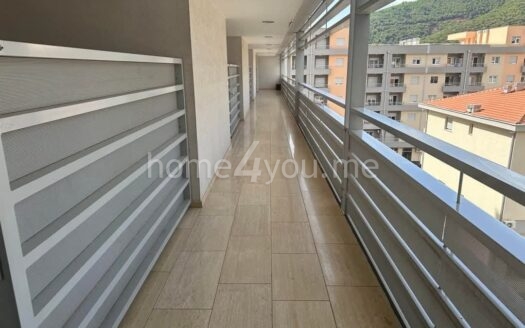 Dvosoban stan sa garažnim mjestom u zgradi Okova Rozinu, Budva