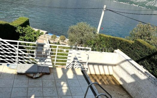 Luksuzna vila na prvoj liniji mora sa sopstvenom pontom, Stoliv, Kotor