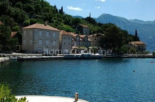 Luksuzna vila na prvoj liniji mora sa sopstvenom pontom, Stoliv, Kotor