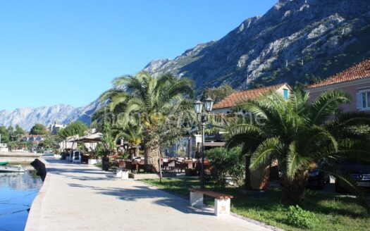 Luksuzna vila na prvoj liniji mora sa sopstvenom pontom, Stoliv, Kotor
