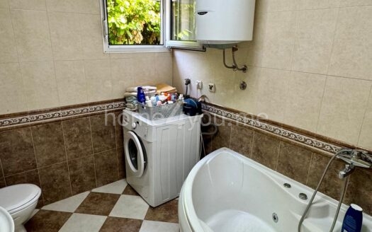 Namještena dvoetažna porodična kuća, Cetinje