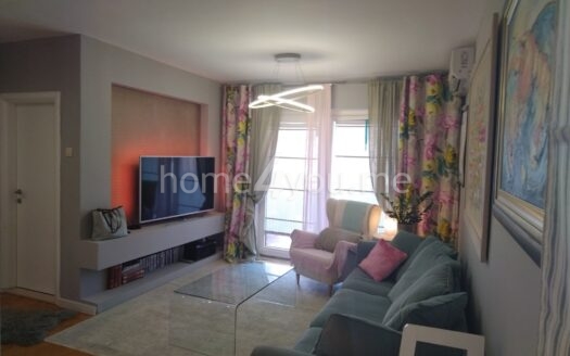 Trosoban namjesten stan sa parking mjestom, Adok naselje, Budva