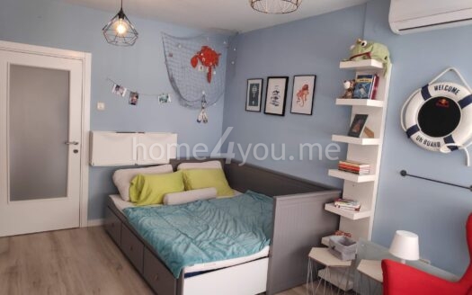 Trosoban namjesten stan sa parking mjestom, Adok naselje, Budva