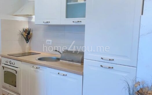 Dvosoban namješten stan sa garažnim mjestom na odličnoj lokaciji , Gospoština, Budva