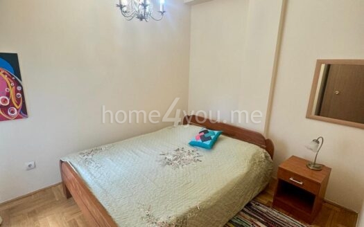 Komforan dvosoban stan u zgradi sa bazenom, Podmaine, Budva