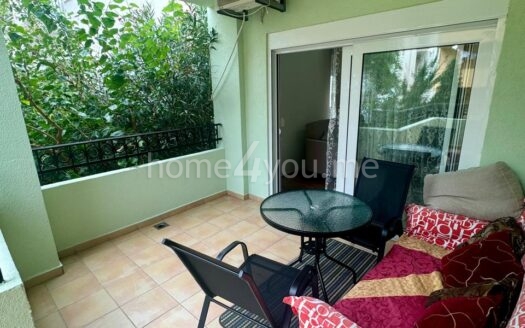 Komforan dvosoban stan u zgradi sa bazenom, Podmaine, Budva