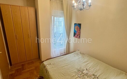 Komforan dvosoban stan u zgradi sa bazenom, Podmaine, Budva