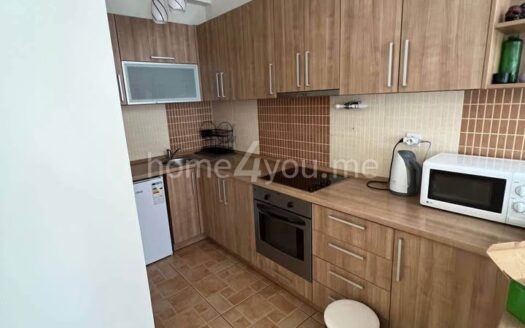 Komforan dvosoban stan u zgradi sa bazenom, Podmaine, Budva