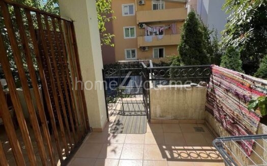 Komforan dvosoban stan u zgradi sa bazenom, Podmaine, Budva