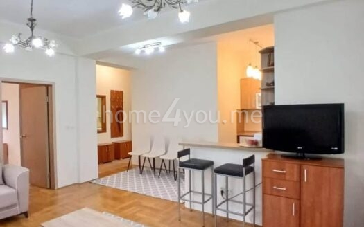 Komforan dvosoban stan u zgradi sa bazenom, Podmaine, Budva