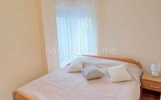 Komforan dvosoban stan u zgradi sa bazenom, Podmaine, Budva