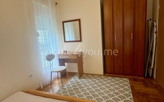 Komforan dvosoban stan u zgradi sa bazenom, Podmaine, Budva