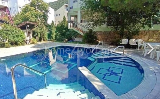 Komforan dvosoban stan u zgradi sa bazenom, Podmaine, Budva