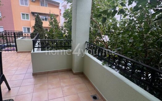 Komforan dvosoban stan u zgradi sa bazenom, Podmaine, Budva