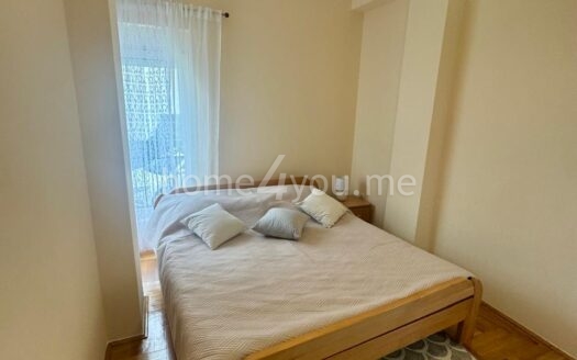 Komforan dvosoban stan u zgradi sa bazenom, Podmaine, Budva