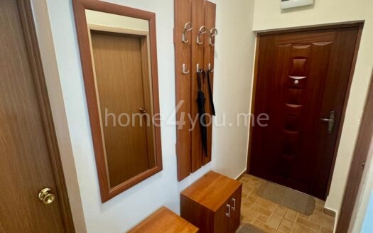 Komforan dvosoban stan u zgradi sa bazenom, Podmaine, Budva