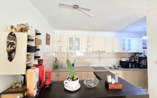 Three-bedroom apartment in Maine, Budva