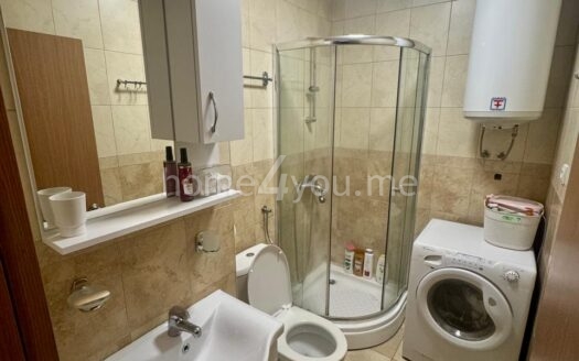 Komforan dvosoban stan u zgradi sa bazenom, Podmaine, Budva