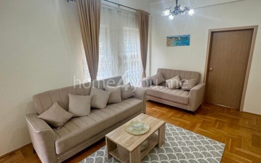 Komforan dvosoban stan u zgradi sa bazenom, Podmaine, Budva