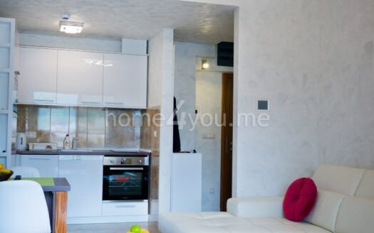 Oднокомнатная квартира на первой линии моря в здании Harmonija в Будве